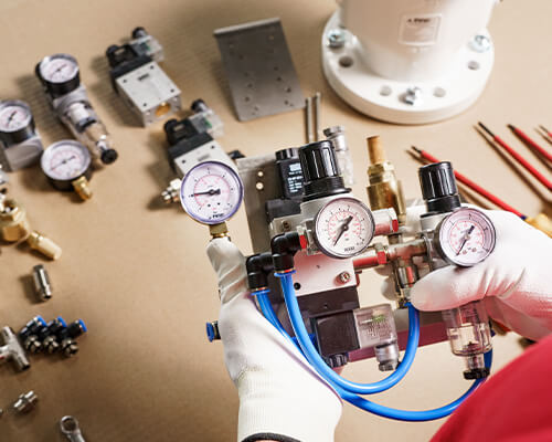 Assembly of pinch valve accessories